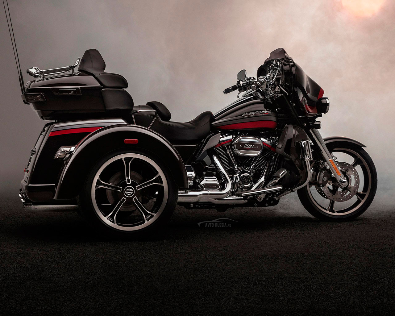 Обои Harley-Davidson CVO Tri Glide 1280x1024