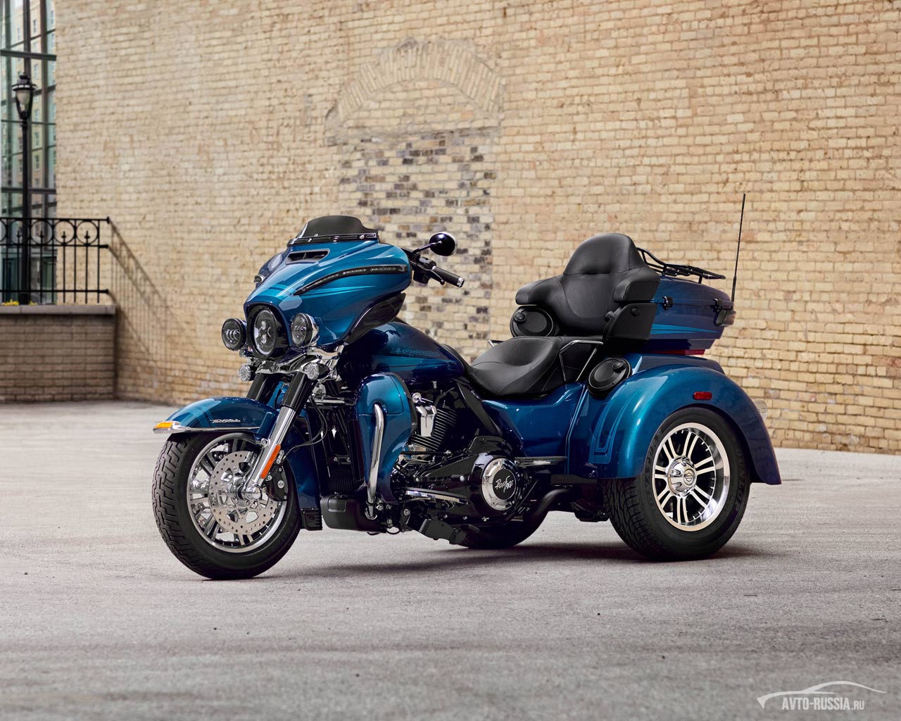 Обои Harley-Davidson Tri Glide Ultra 1280x1024