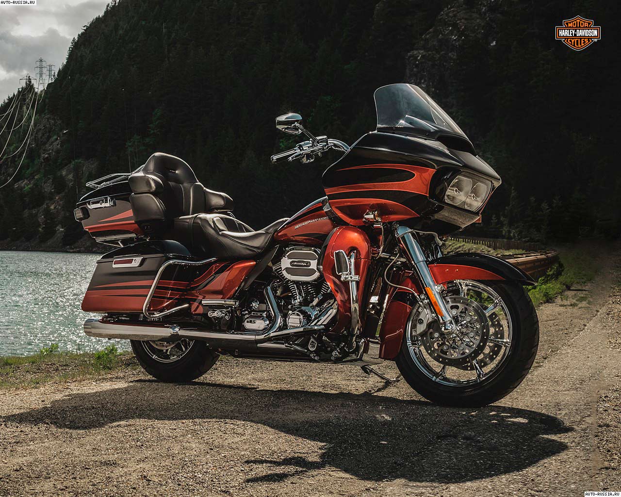 Обои Harley-Davidson CVO Road Glide Ultra 1280x1024