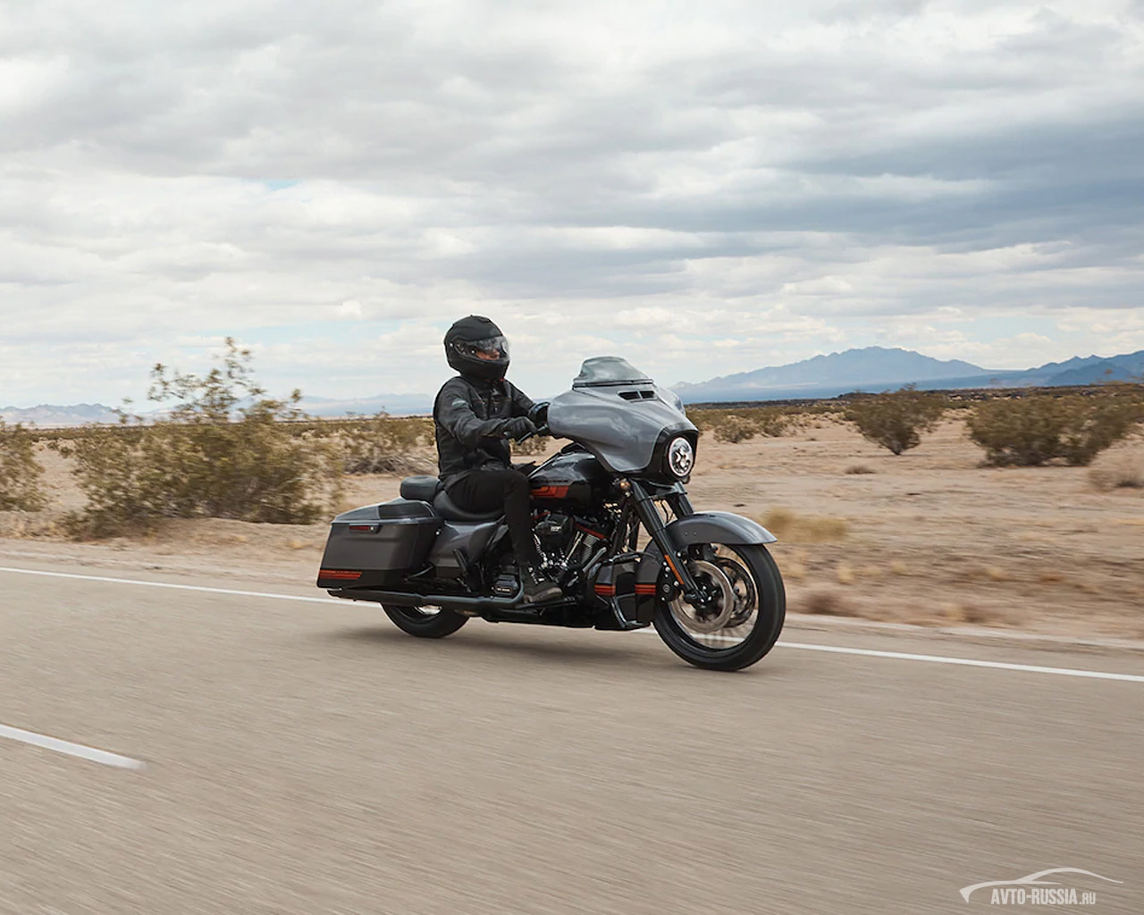 Обои Harley-Davidson CVO Street Glide 1280x1024