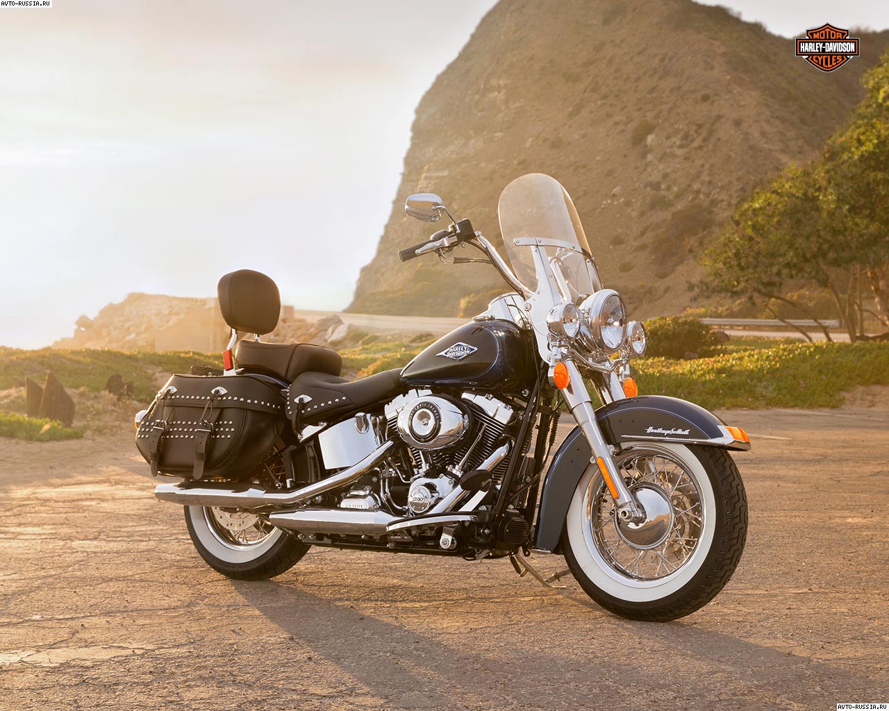 Обои Harley-Davidson Heritage Softail Classic 1280x1024